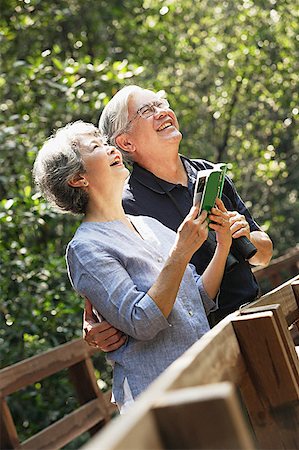 simsearch:656-01765889,k - Senior couple side by side, looking up, woman holding book Foto de stock - Sin royalties Premium, Código: 656-01767736