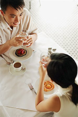 Couple sitting opposite each other at cafe, high angle view Foto de stock - Sin royalties Premium, Código: 656-01767809