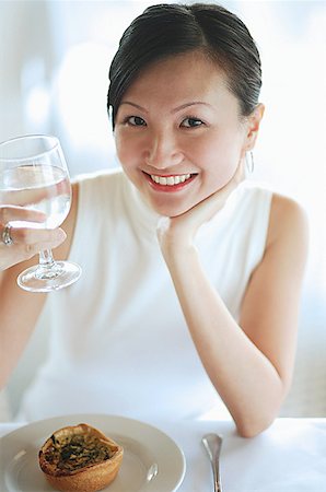 Young woman holding glass of water, smiling at camera Foto de stock - Sin royalties Premium, Código: 656-01767802