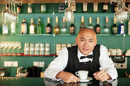 Bartender behind bar counter, with cup and saucer Foto de stock - Sin royalties Premium, Código: 656-01767820