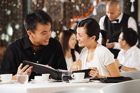 simsearch:656-01767905,k - Couple in restaurant, holding menu and smiling at each other Fotografie stock - Premium Royalty-Free, Codice: 656-01767838