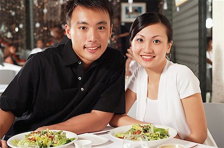 simsearch:656-01767905,k - Couple at restaurant, side by side, looking at camera Fotografie stock - Premium Royalty-Free, Codice: 656-01767846