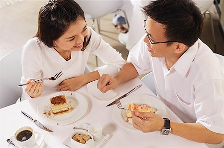 simsearch:656-01773966,k - Couple eating dessert in restaurant, high angle view Fotografie stock - Premium Royalty-Free, Codice: 656-01767913