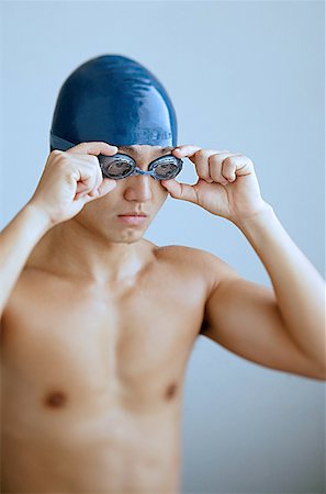 simsearch:656-03241028,k - Man adjusting goggles, wearing swimming cap Foto de stock - Sin royalties Premium, Código: 656-01767965