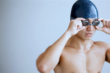 simsearch:656-01767934,k - Man with swimming cap, adjusting goggles Foto de stock - Sin royalties Premium, Código: 656-01767966