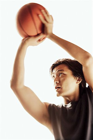 simsearch:656-01767955,k - Man aiming basketball, looking away Foto de stock - Sin royalties Premium, Código: 656-01767978