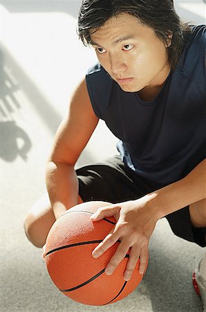 simsearch:656-01767955,k - Man crouching, holding basketball portrait Foto de stock - Sin royalties Premium, Código: 656-01767986