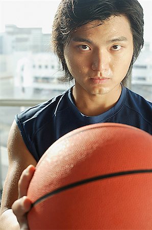 simsearch:656-03241028,k - Man holding basketball, looking at camera Foto de stock - Sin royalties Premium, Código: 656-01767987