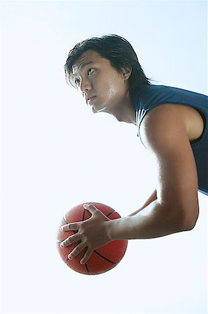 simsearch:656-01767955,k - Man holding basketball, looking up Foto de stock - Sin royalties Premium, Código: 656-01767980