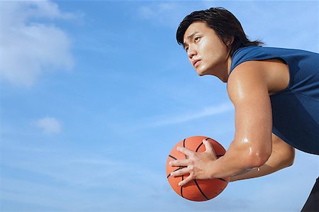 simsearch:656-03241028,k - Man holding basketball, looking away, side view Foto de stock - Sin royalties Premium, Código: 656-01767993