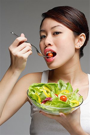 ensaladera - Woman eating from bowl of salad Foto de stock - Sin royalties Premium, Código: 656-01768137