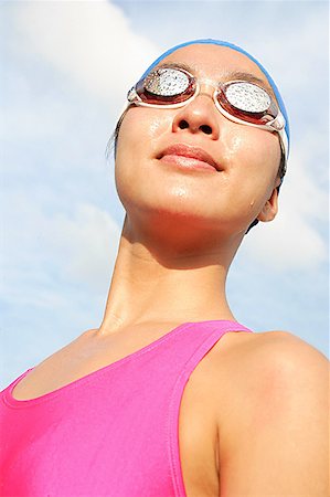 simsearch:656-01767955,k - Woman wearing swimming goggles, smiling, looking away, head shot Foto de stock - Sin royalties Premium, Código: 656-01768187
