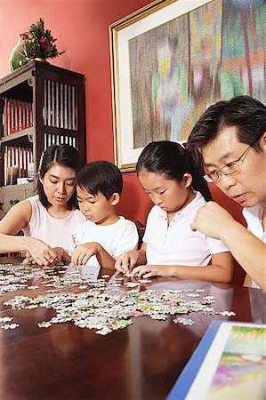 simsearch:656-01773031,k - Vierköpfige Familie Jigsaw Puzzle auf Tabelle sortieren Stockbilder - Premium RF Lizenzfrei, Bildnummer: 656-01768224