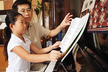 piano à queue - Père et fille assis au piano, à la recherche de musique en feuille Photographie de stock - Premium Libres de Droits, Code: 656-01768228