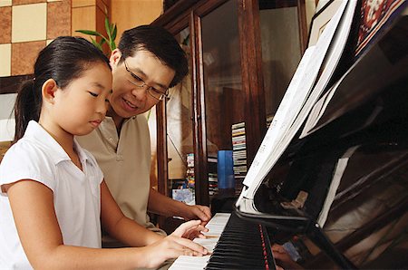piano à queue - Fille de jouer du piano, père assis à côté d'elle Photographie de stock - Premium Libres de Droits, Code: 656-01768229