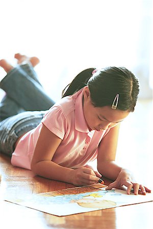 parquetry - Girl lying on floor, drawing with crayons Stock Photo - Premium Royalty-Free, Code: 656-01768283