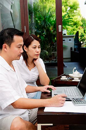 friends talking sofa and two people - Couple in living room, looking at laptop Foto de stock - Sin royalties Premium, Código: 656-01768339