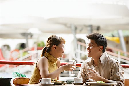 simsearch:656-01773966,k - Couple in cafe, sitting side by side Fotografie stock - Premium Royalty-Free, Codice: 656-01768458