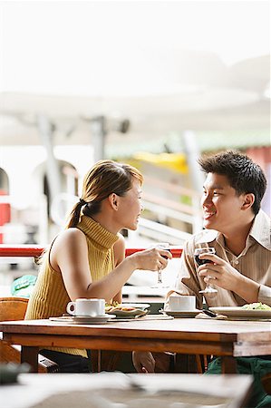 simsearch:656-01773966,k - Couple dining in cafe, drinks in hand Foto de stock - Royalty Free Premium, Número: 656-01768461