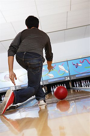 Man bowling in bowling alley Stock Photo - Premium Royalty-Free, Code: 656-01768668