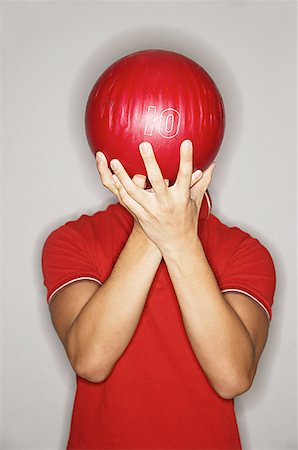 einzelgänger (männlich und weiblich) - Mann, Bowlingkugel vor sein Gesicht hält Stockbilder - Premium RF Lizenzfrei, Bildnummer: 656-01768696