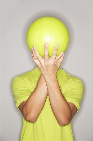 einzelgänger (männlich und weiblich) - Mann, Bowlingkugel vor sein Gesicht hält Stockbilder - Premium RF Lizenzfrei, Bildnummer: 656-01768704