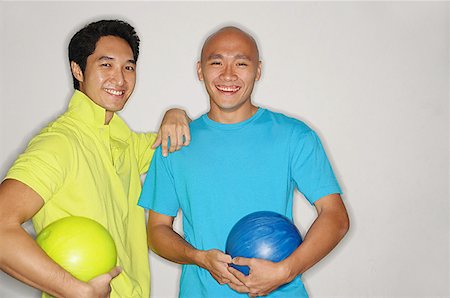 simsearch:656-01768686,k - Deux hommes tenant des boules de bowling, souriant à la caméra Photographie de stock - Premium Libres de Droits, Code: 656-01768708