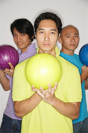 simsearch:656-01772843,k - Three men standing carrying bowling balls, looking at camera Fotografie stock - Premium Royalty-Free, Codice: 656-01768711