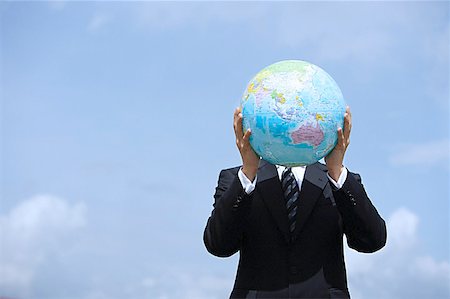 economía global - Businessman holding globe, covering his face Foto de stock - Sin royalties Premium, Código: 656-01768875