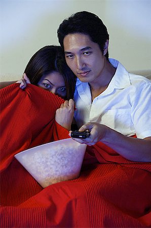 simsearch:656-01765881,k - Couple watching TV, woman hiding under blanket Foto de stock - Royalty Free Premium, Número: 656-01769005