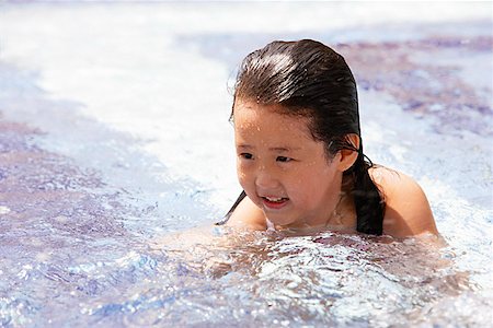 Girl swimming in pool, head above water Foto de stock - Sin royalties Premium, Código: 656-01769082