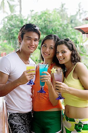 simsearch:656-01772843,k - Young adults holding cocktails, looking at camera Fotografie stock - Premium Royalty-Free, Codice: 656-01769542