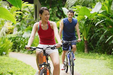 simsearch:656-01773586,k - Couple cycling through a park Stock Photo - Premium Royalty-Free, Code: 656-01769551