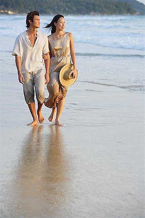 simsearch:656-01770236,k - Paar am Strand, Wandern, Wegsehen Stockbilder - Premium RF Lizenzfrei, Bildnummer: 656-01769816