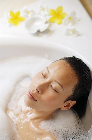 simsearch:656-01770411,k - Woman in bathtub, eyes closed, head shot Foto de stock - Royalty Free Premium, Número: 656-01770155
