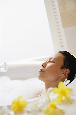 simsearch:656-01770411,k - Woman in bathtub, eyes closed Foto de stock - Royalty Free Premium, Número: 656-01770162