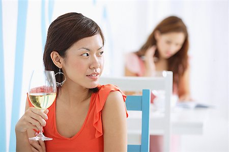 simsearch:656-01773926,k - Woman in cafe, holding wine glass looking away Foto de stock - Royalty Free Premium, Número: 656-01770325