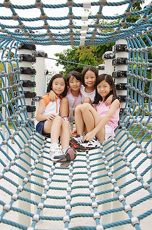 Vier Mädchen auf Spielplatz, sitzen in Netztunnel Stockbilder - Premium RF Lizenzfrei, Bildnummer: 656-01770529