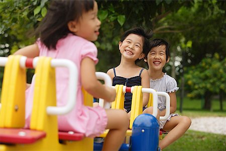 Three girls on a seesaw Foto de stock - Sin royalties Premium, Código: 656-01770555