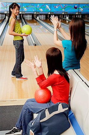 simsearch:656-01770741,k - Women in bowling alley, cheering friend on Foto de stock - Royalty Free Premium, Número: 656-01770674