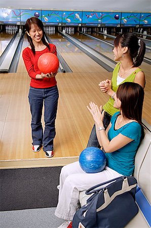 simsearch:656-01770741,k - Women in bowling alley Foto de stock - Royalty Free Premium, Número: 656-01770675