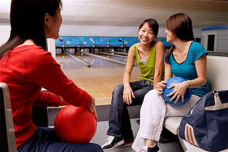 simsearch:656-01770741,k - Women sitting in bowling alley Foto de stock - Royalty Free Premium, Número: 656-01770676