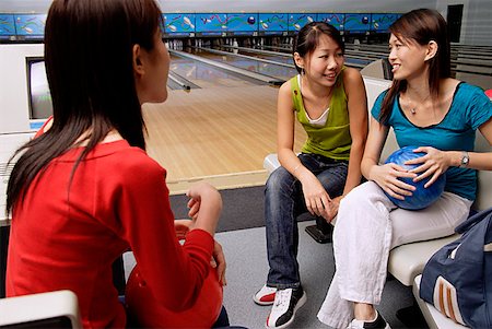 simsearch:656-01770739,k - Women sitting in bowling alley Fotografie stock - Premium Royalty-Free, Codice: 656-01770677