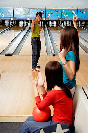 simsearch:656-01770741,k - Women in bowling alley Foto de stock - Royalty Free Premium, Número: 656-01770673