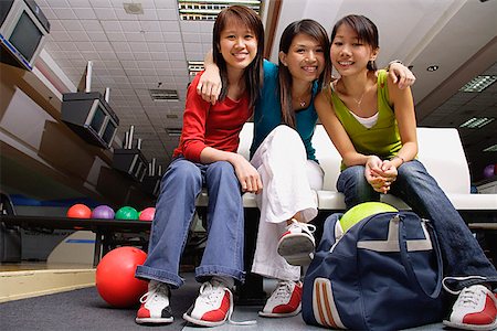 simsearch:656-01770666,k - Frauen sitzen nebeneinander im Bowlingcenter, Lächeln in die Kamera Stockbilder - Premium RF Lizenzfrei, Bildnummer: 656-01770681