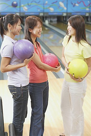 simsearch:656-01770741,k - Women at bowling alley, holding bowling balls Foto de stock - Royalty Free Premium, Número: 656-01770703