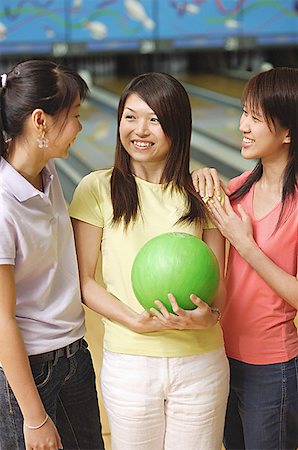 simsearch:656-01770741,k - Women at bowling alley, standing side by side Foto de stock - Royalty Free Premium, Número: 656-01770719