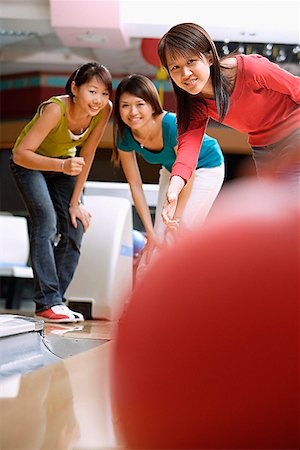 simsearch:656-01770739,k - Three women at a bowling alley Fotografie stock - Premium Royalty-Free, Codice: 656-01770734