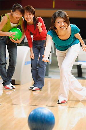 simsearch:656-01770741,k - Woman bowling, friends behind her watching Foto de stock - Royalty Free Premium, Número: 656-01770732