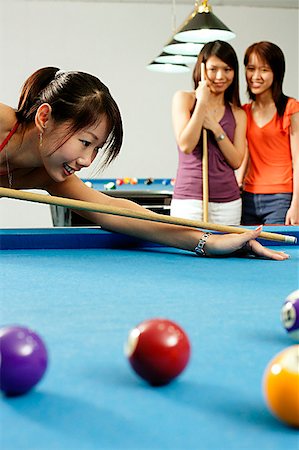 simsearch:656-01770741,k - Women playing pool Foto de stock - Royalty Free Premium, Número: 656-01770742